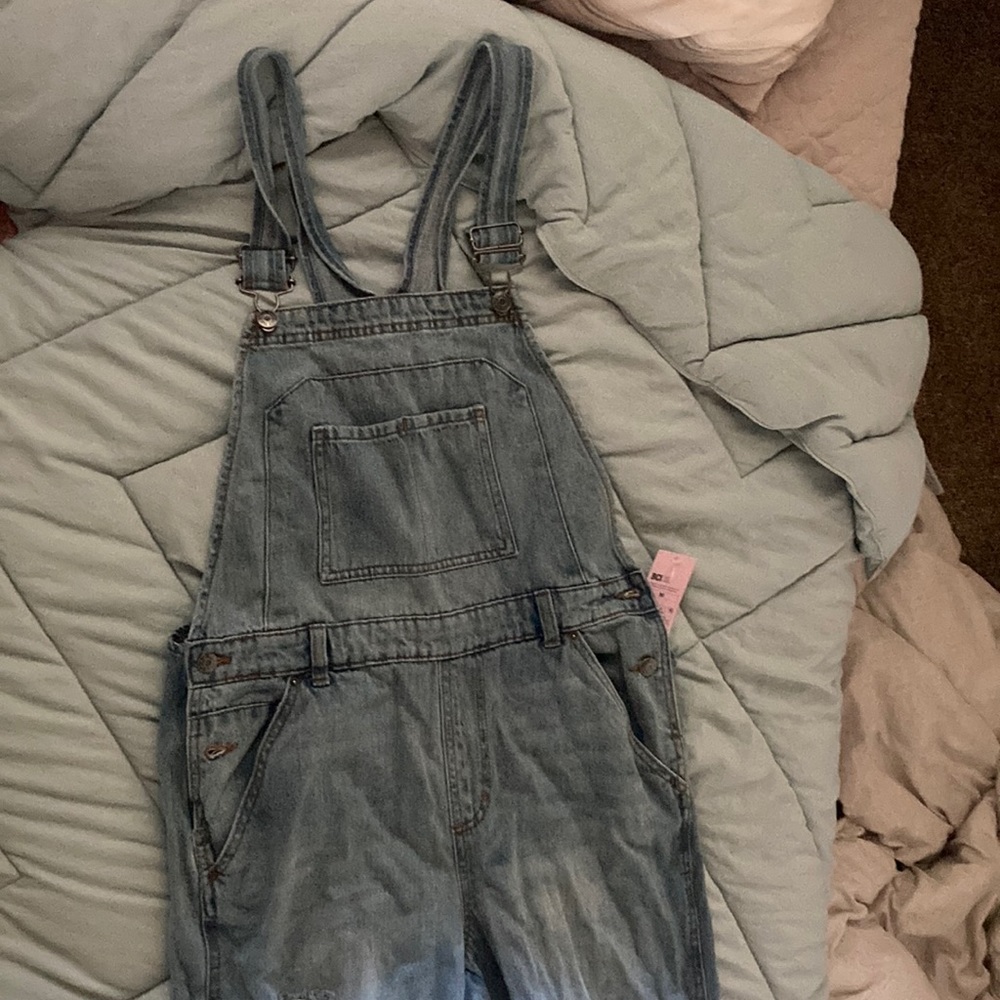 These overalls never been worn. They are size medium.
